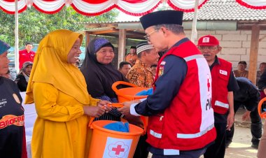 Belasan Desa di Ngawi Kekeringan, Kanang DPR RI Bersama PMI Jatim Kirim Air Bersih dan Bagi Sembako