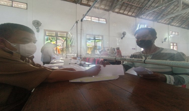 Disiplin Prokes, Penyaluran BLT DD Desa Gelung Berjalan Lancar