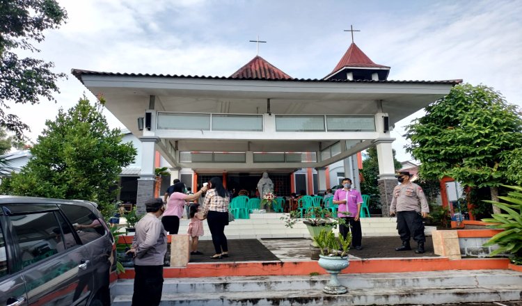 Polsek Ngrambe Melaksanakan Pengamanan Misa Mingguan di Gereja Katolik Kristus Raja