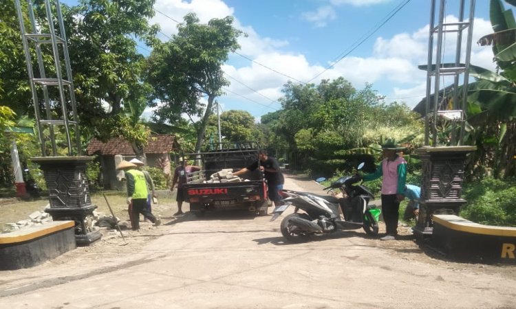 Pemdes Gerih Bangun Jalan, Warga Sambut Antusias