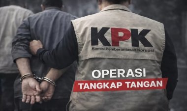 Suci dalam Debu Demokrasi