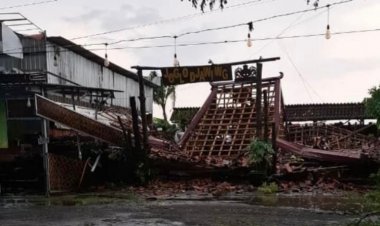 Bangunan Roboh dan Jalur Ngawi-Madiun Macet Puluhan Kilometer Akibat Bencana Puting Beliung