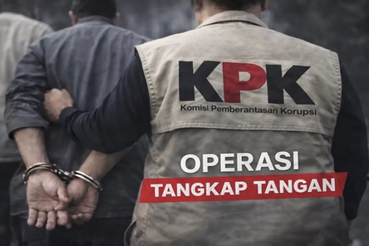 Suci dalam Debu Demokrasi