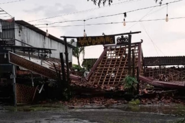Bangunan Roboh dan Jalur Ngawi-Madiun Macet Puluhan Kilometer Akibat Bencana Puting Beliung